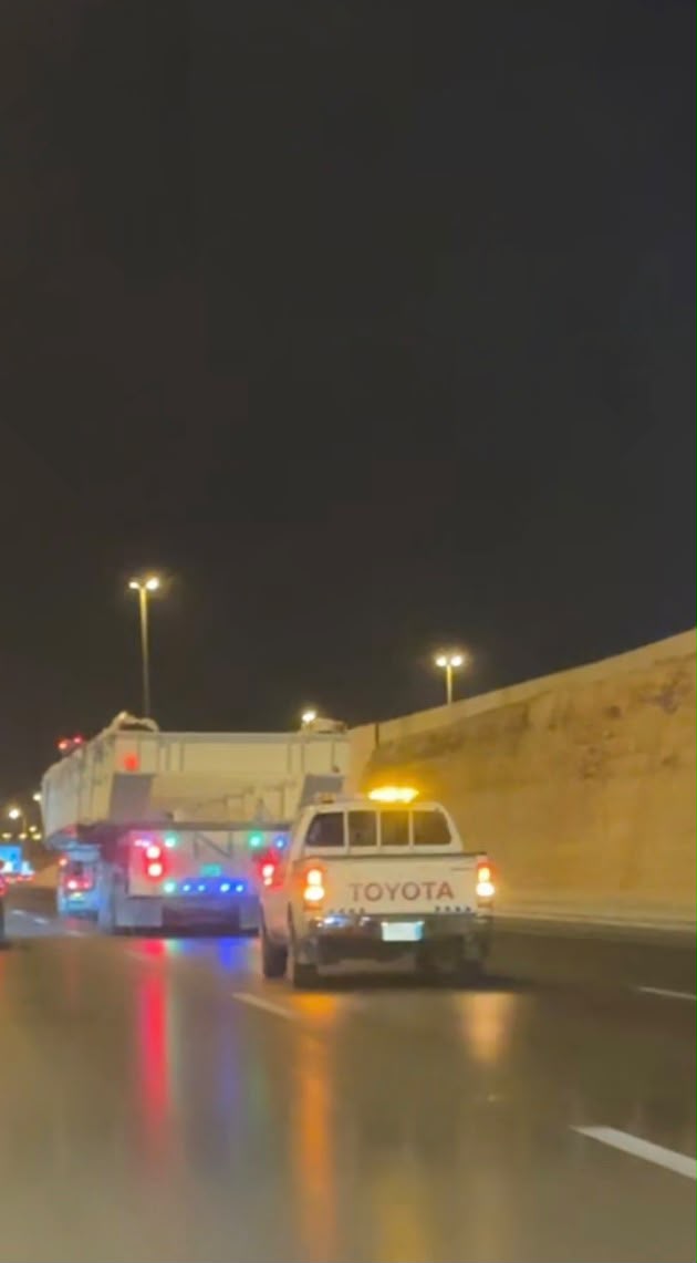 مرافقة حمولة استثنائية ليلاً